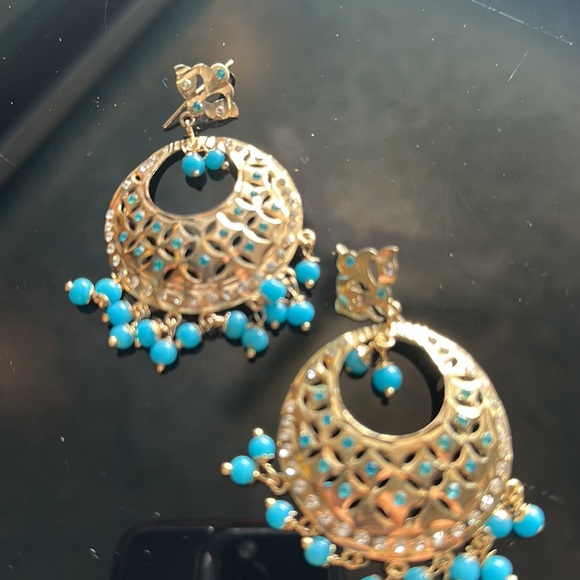 NWT Set of Dangler earrings with ‘Maatha’ tikka in gold finish with blue beads - Picture 3 of 5